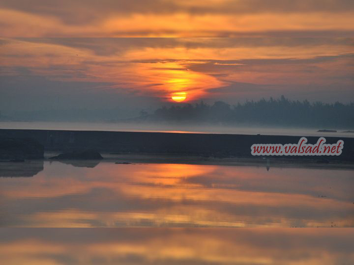 sunrise-view-from-the-river-bank-amidst-the-fog-Valsad-ValsadOnline